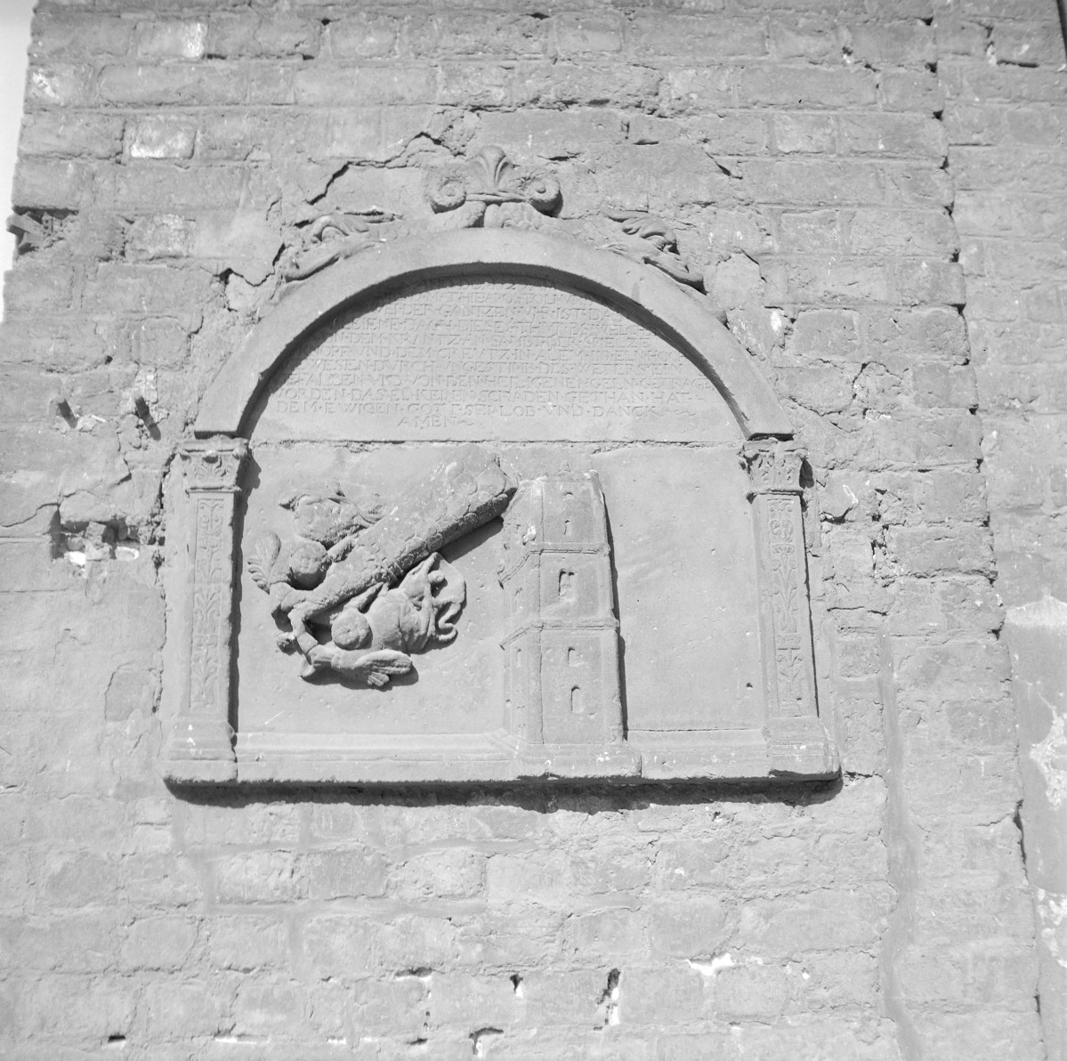 kościół parafialny, ob. garnizonowy pw. św. Elżbiety - elewacja boczna: płaskorzeźba, skan 1