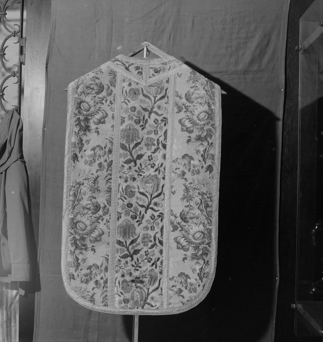 Skarbiec katedralny - ornat z haftem Oksza. Całość pleców (1670-80), skan 1