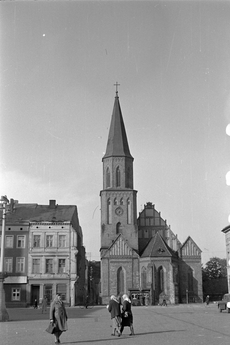 kościół pw. Podwyższenia Krzyża Świętego - elewacja, rynek, skan 1