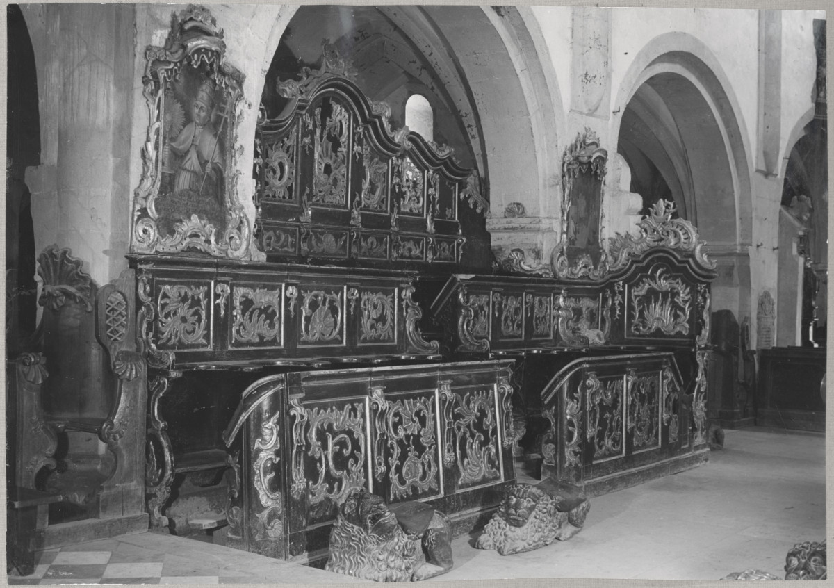 Zespół opactwa cystersów - wnętrze kościoła, fragment nawy głównej, widok na stalle , skan 1