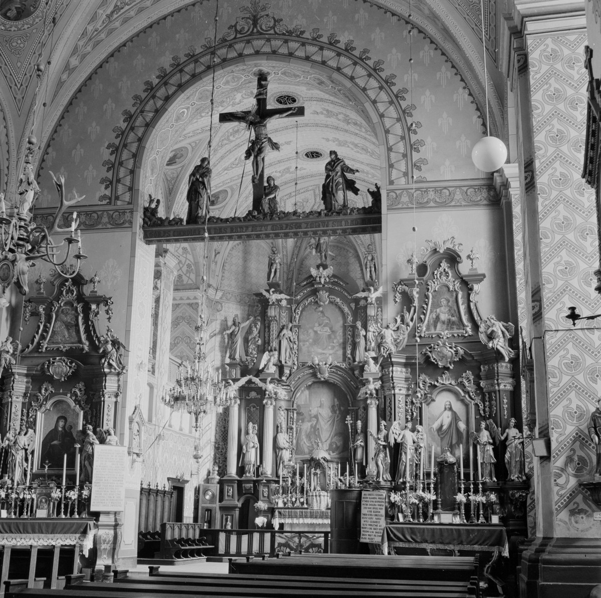 kościół św. Jakuba - wnętrz, prezbiterium, ołtarz główny, skan 1