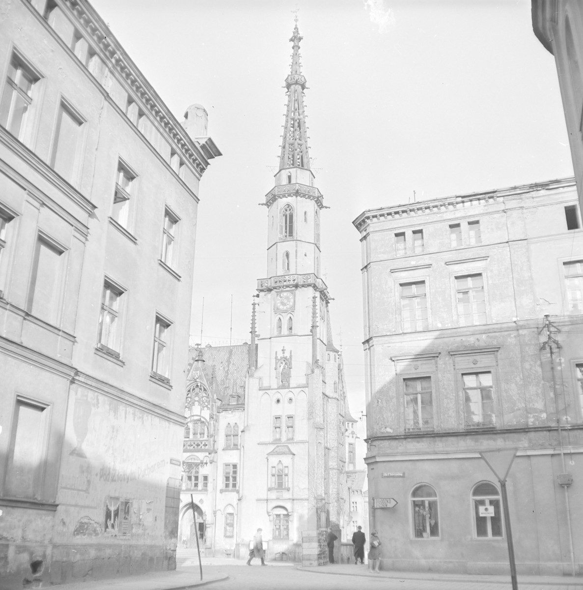 Ratusz - wieża ratuszowa. Obok kamienice., skan 1