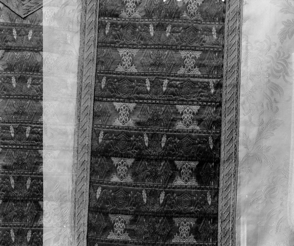 Skarbiec Katedralny - Ornat z makaty buczackiej. XIX wiek. Boki Polska ok. 1915-35. Fragment wzoru kolumny., skan 1