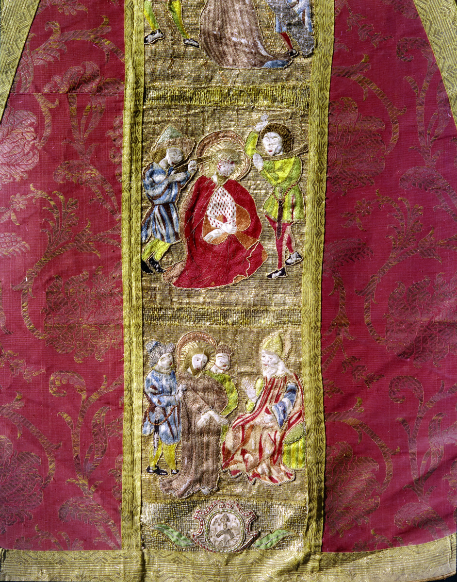 klasztor Benedyktynek - zbiory - materiał z haftem - fragment, skan 1