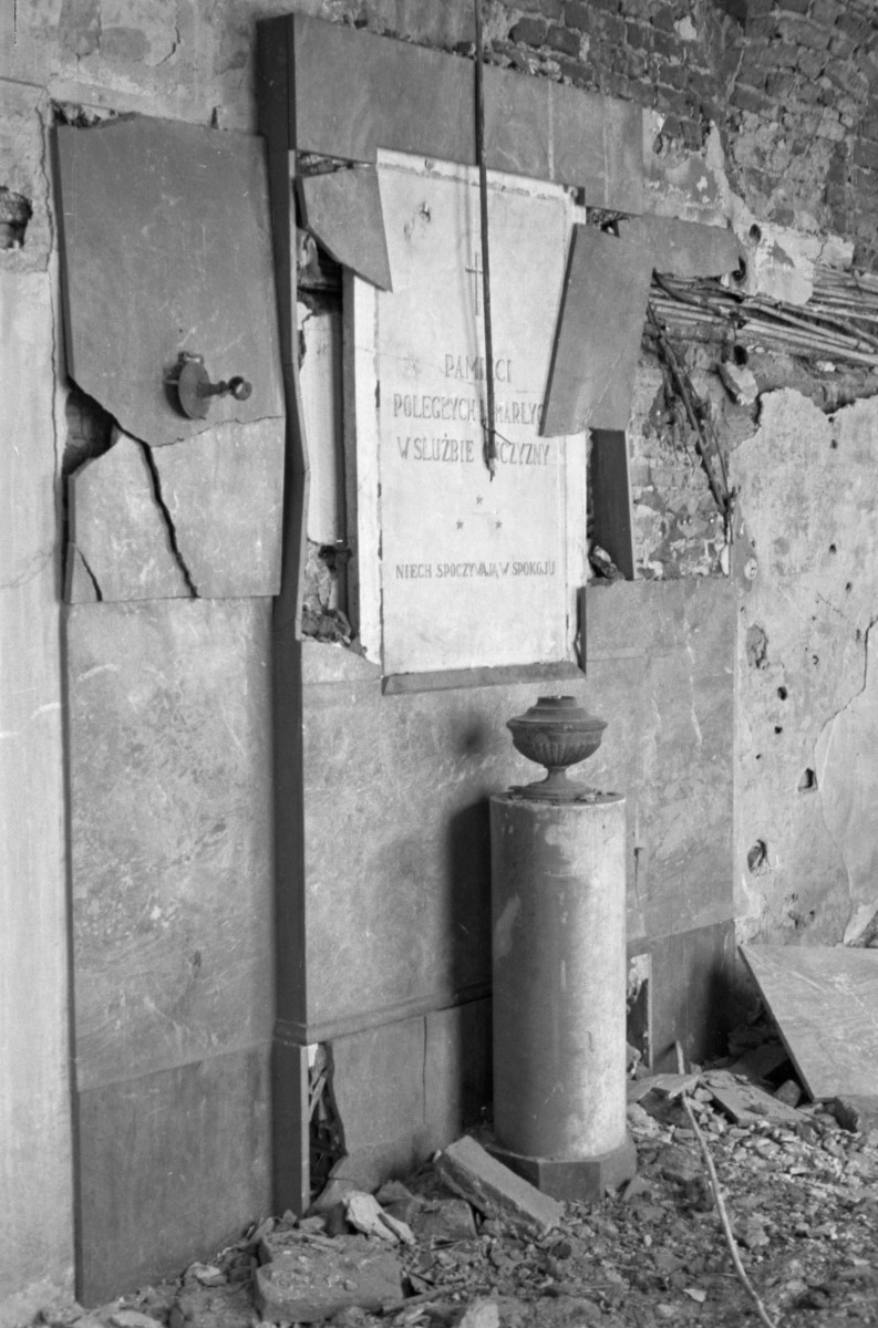 Kościół pw Matki Bożej Królowej Polski (garnizonowy). Wnętrze: epitafium., skan 1