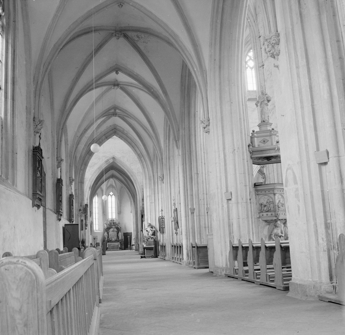 kościół pw. śś. Piotra i Pawła - wnętrze - nawa boczna północna, skan 1