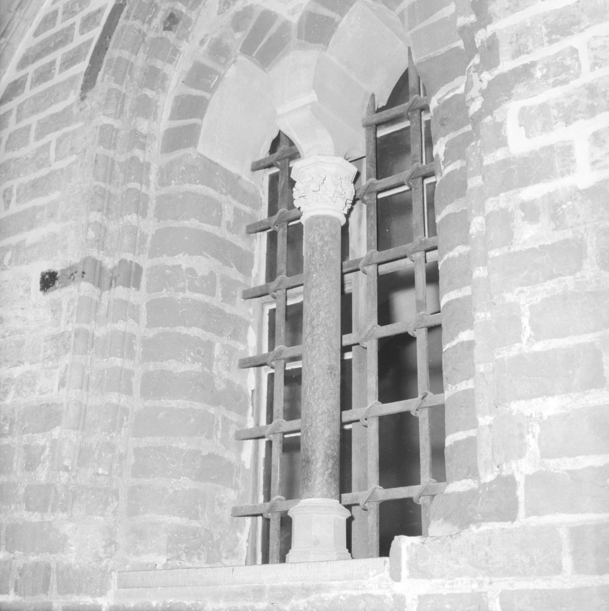 Zamek w Malborku - Zamek Wysoki, triforium gotyckie, krata, skan 1