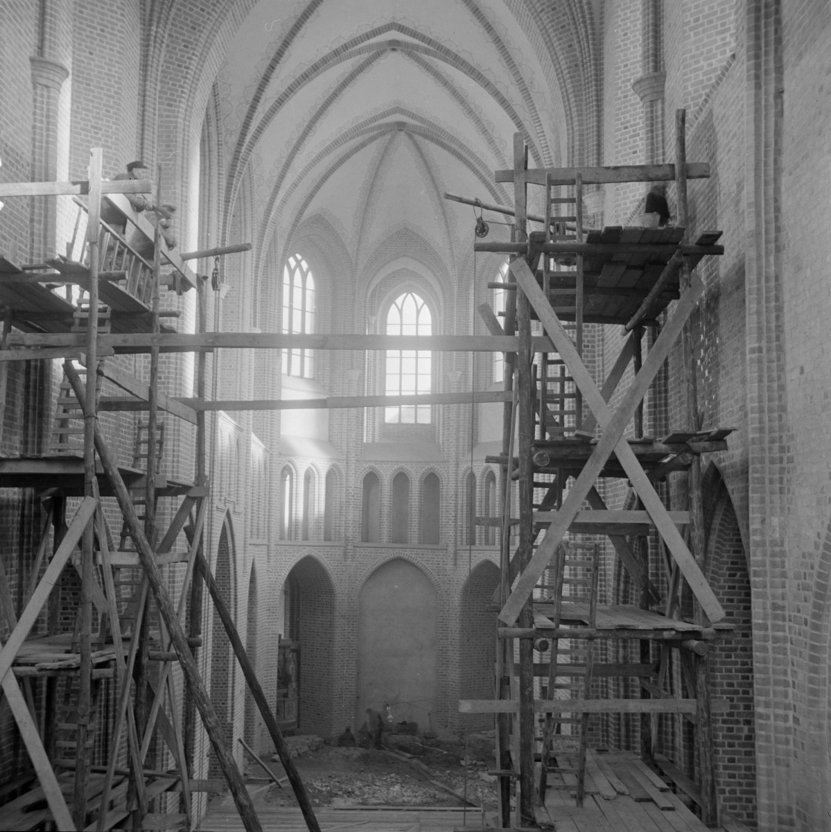 wnętrze i prezbiterium Bazyliki archikatedralnej Świętych Apostołów Piotra i Pawła w Poznaniu w czasie odbudowy, skan 1