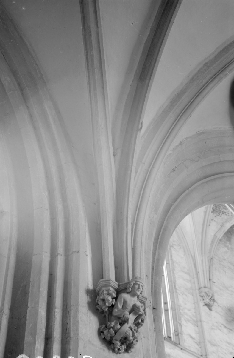 kościół pod wezwaniem św. św. Apostołów Piotra i Pawła - wnętrze: wspornik, skan 1