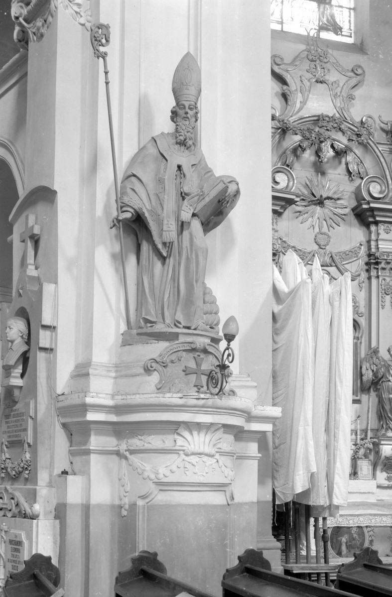Bazylika mniejsza św. Anny - wnętrze: prawa nawa z figurą na cokole, jest to jeden z Doktorów Kościoła. Św. Ambroży., skan 1