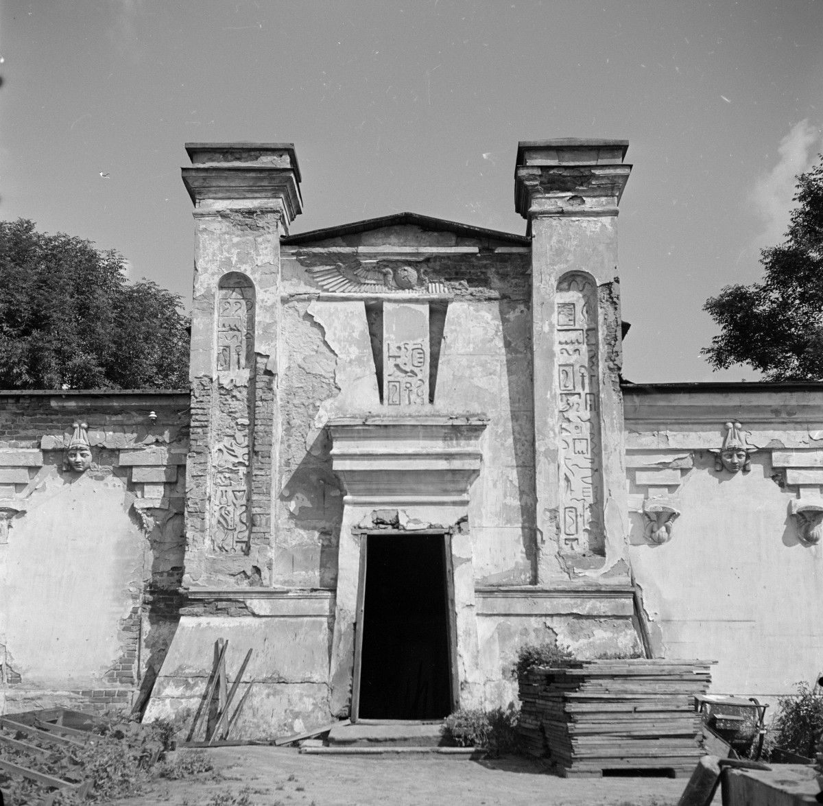 pałac Małachowskich - oranżeria egipska, elewacja południowa, portal, skan 1