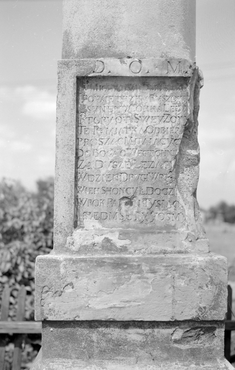 krzyż - kolumna z 1728 roku - fragment - tablica nagrobna, skan 1