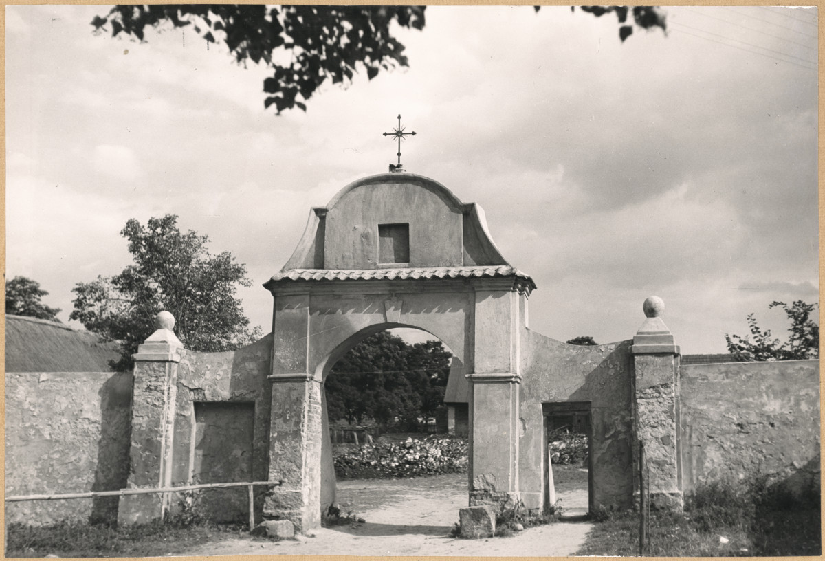 Zespół klasztorny Filipinów - brama na dziedziniec gospodarczy, widok ogólny od frontu, skan 1