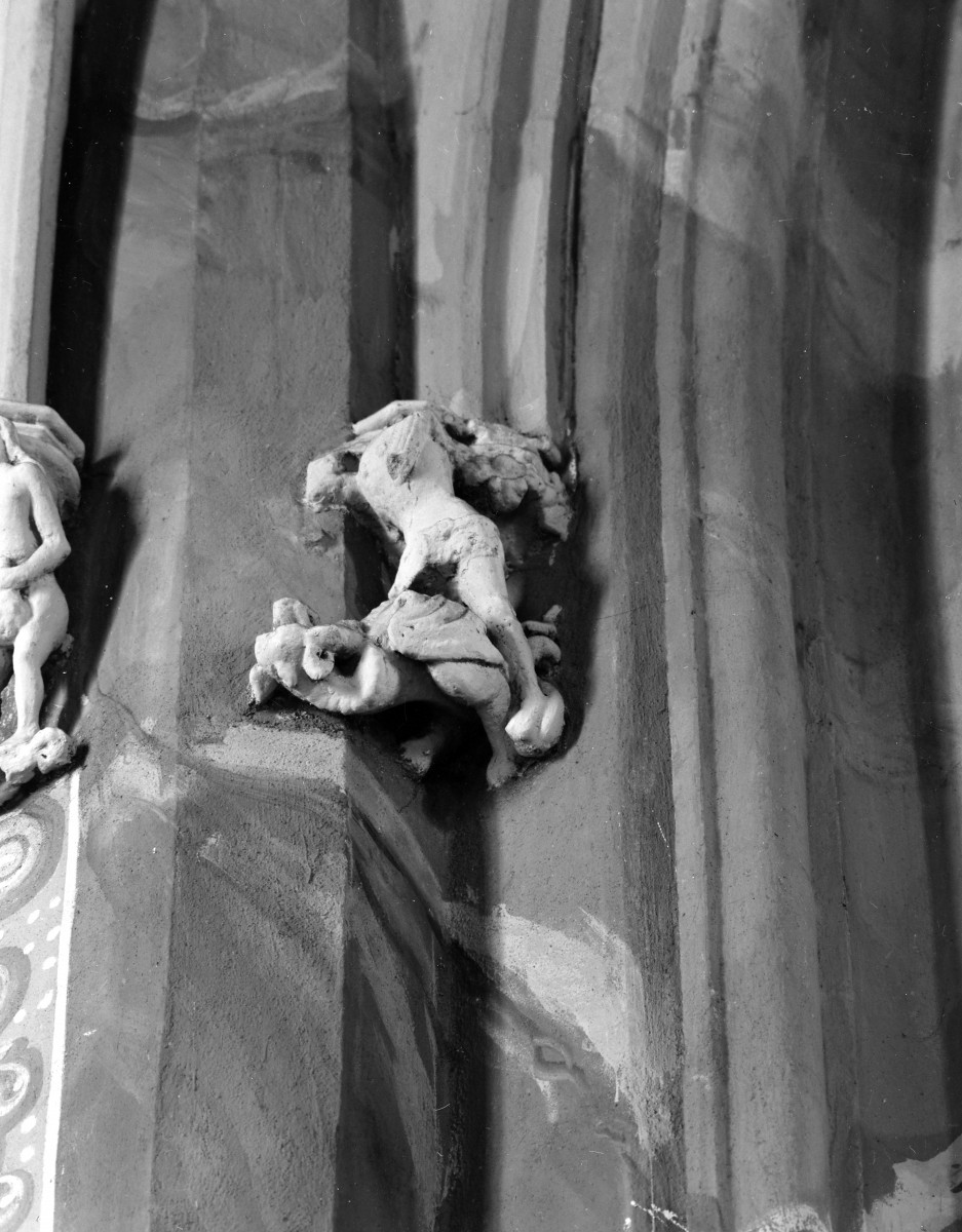 katedra św. Stanisława i św. Wacława - wnętrze, wspornik na filarze nr. 3, skan 1