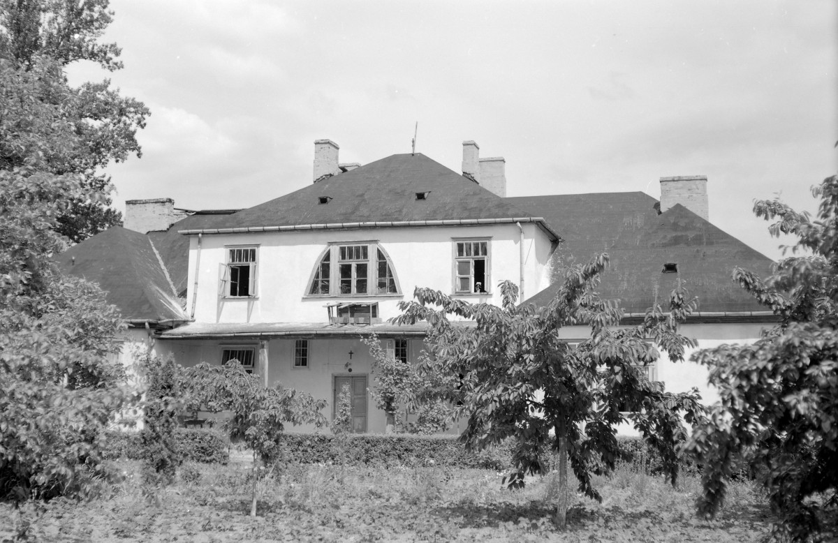 Dom mieszkalny - widok od strony ulicy. Ryzalit., skan 1