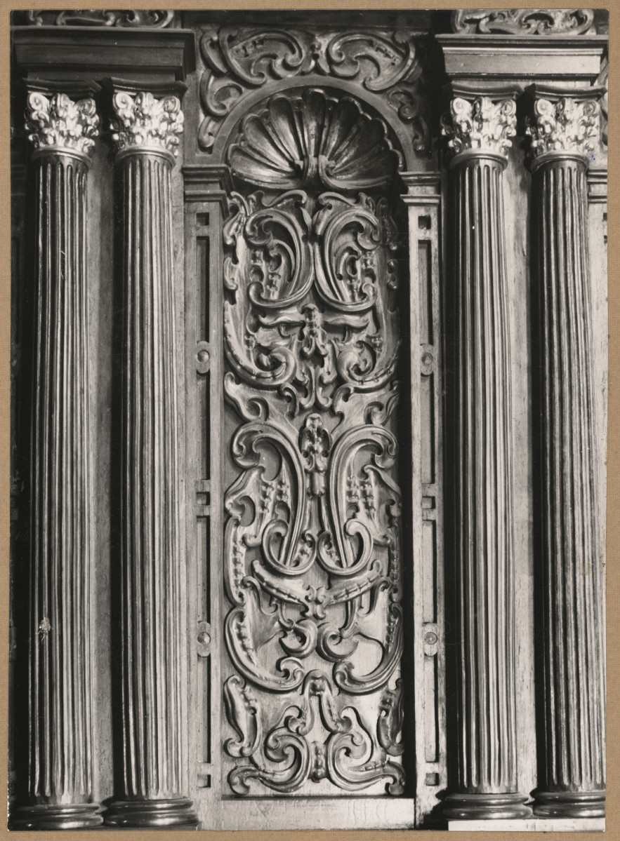 Katedra - wnętrze, prezbiterium, fragment zaplecka stalli, skan 1