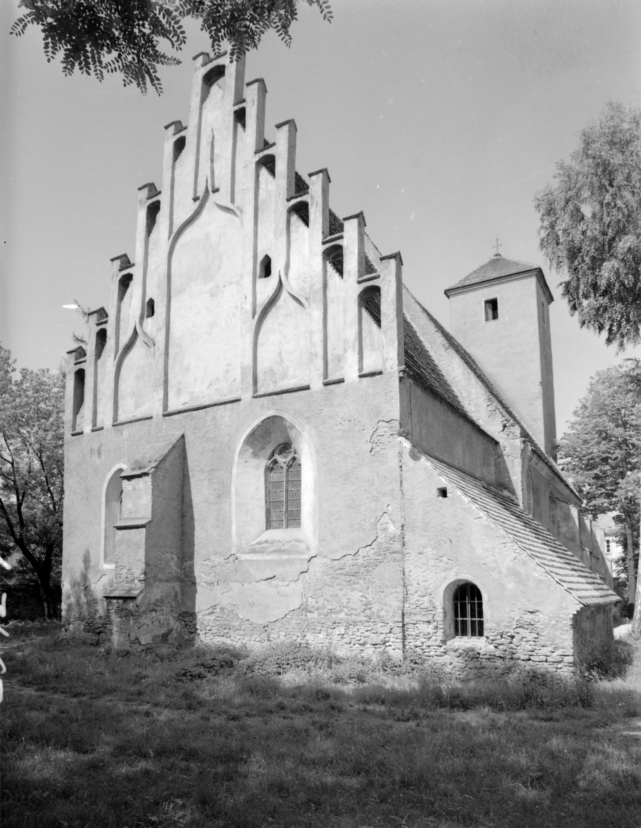 kościół św. Mikołaja - elewacja boczna, ażurowe sterczyny, skan 1