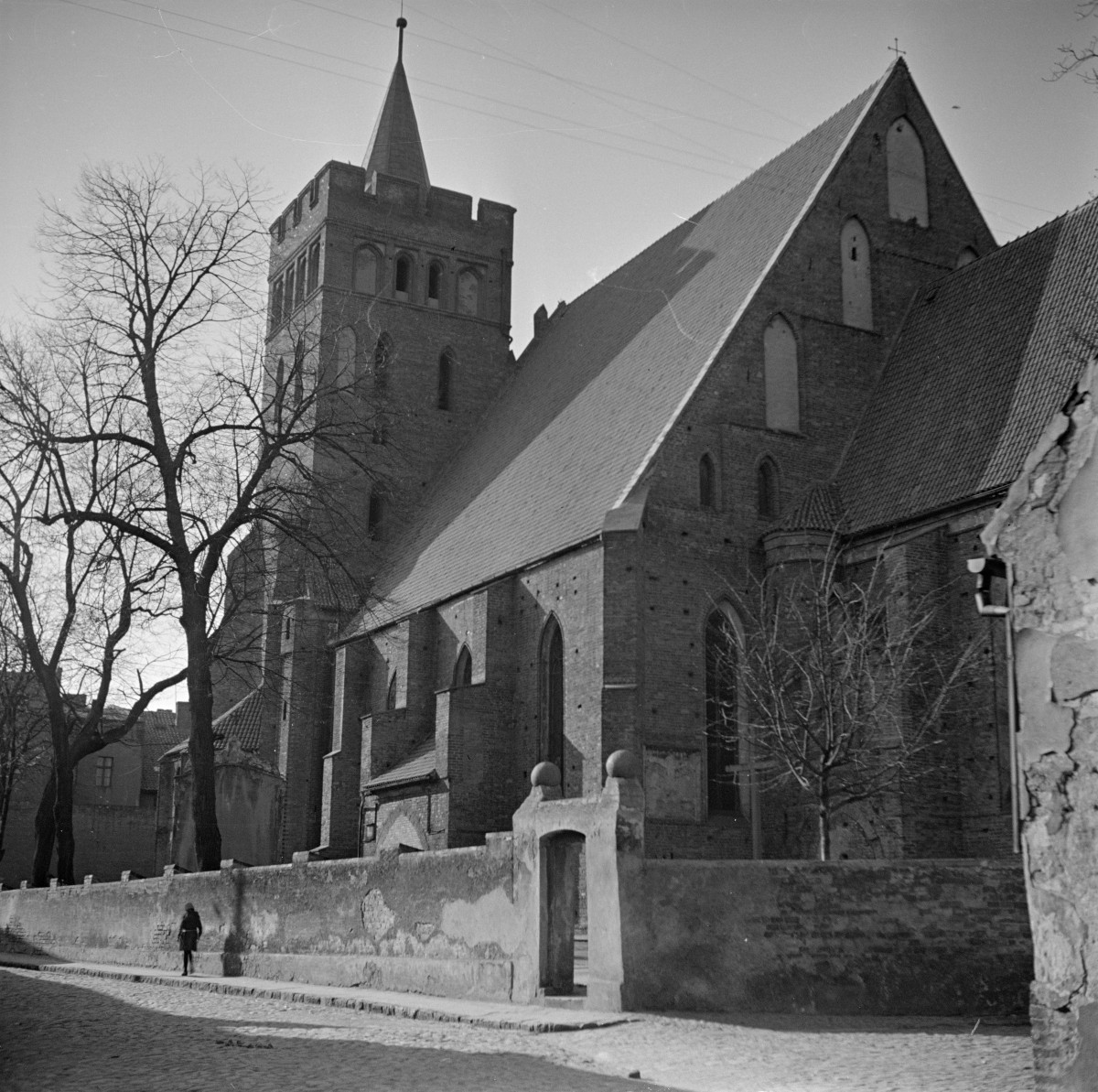 kościół parafialny pw. św. Katarzyny, XIII-XIV w. - widok zewnętrzny od strony południowej, skan 1