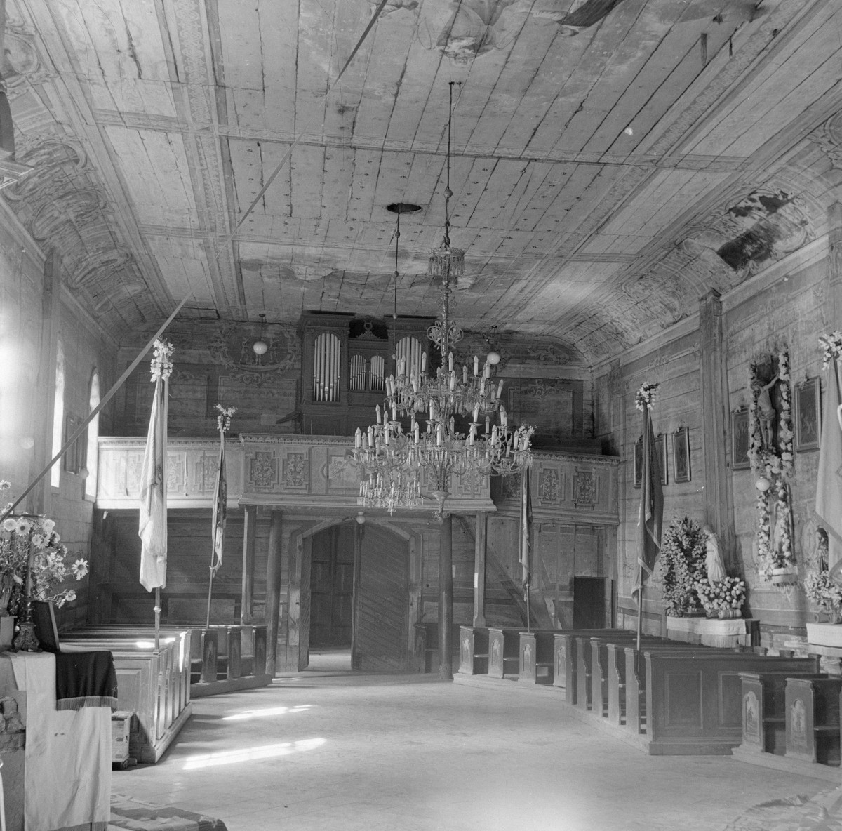 kościół parafialny pw. św. Bartłomieja - wnętrze: widok na chór, skan 1
