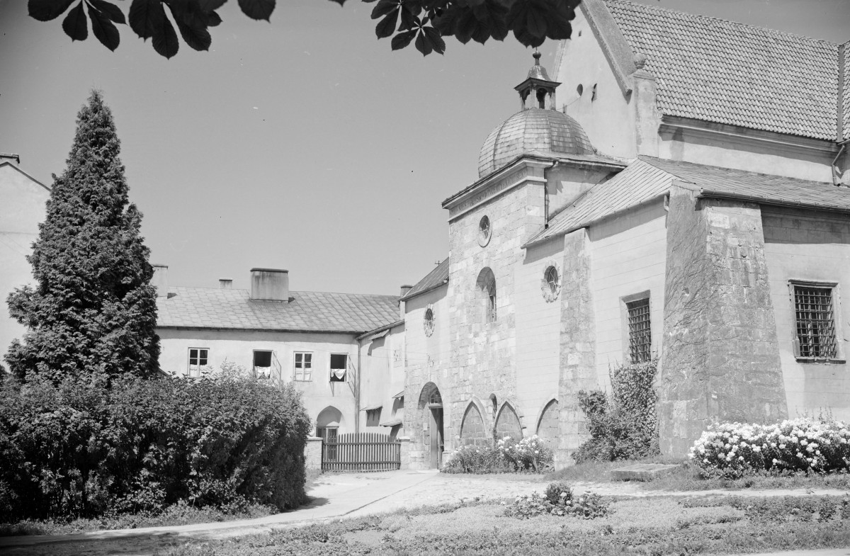 opactwo oo. Cystersów - kościół pw. Wniebowzięcia Najświętszej Maryi Panny, św. Wojciecha i bł. Wincentego Kadłubka - elewacja południowa, skan 1