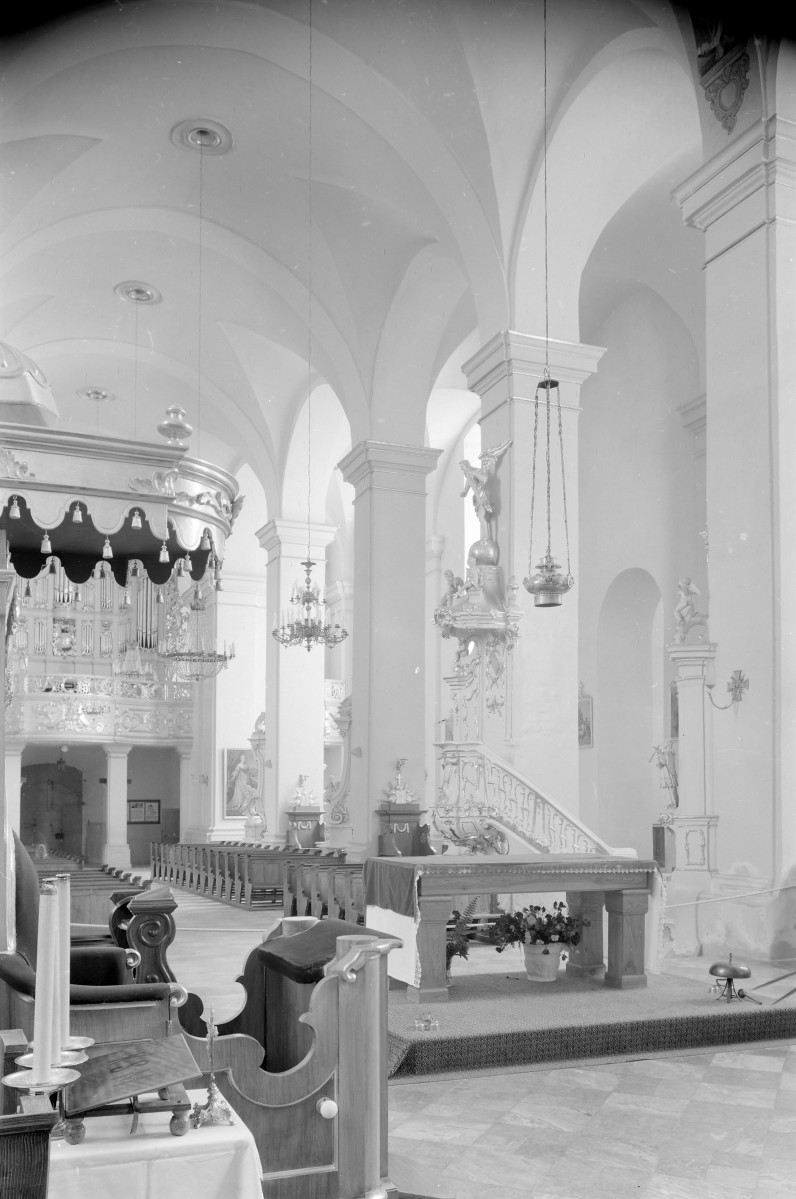 kolegiata - wnętrze: nawa główna, chór i prospekt organowy, skan 1