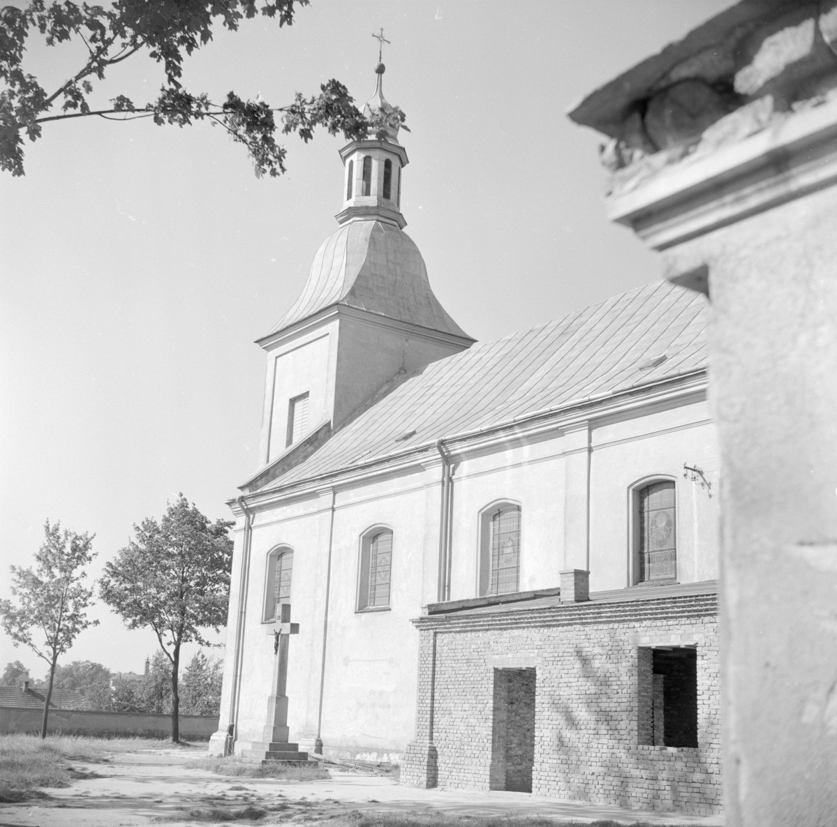 kościół Narodzenia NMP - elewacja boczna, wieża, skan 1