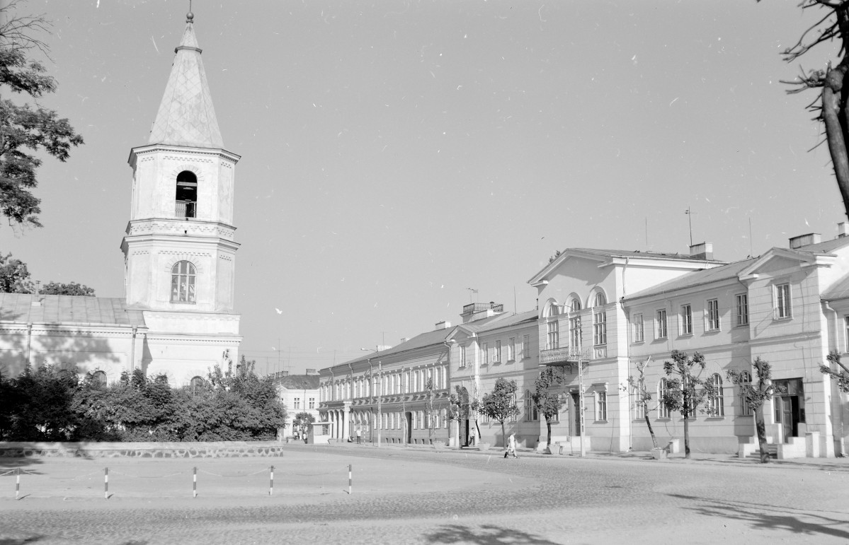kościół Najświętszego Serca Pana Jezusa i zabudowa obok placu, skan 1