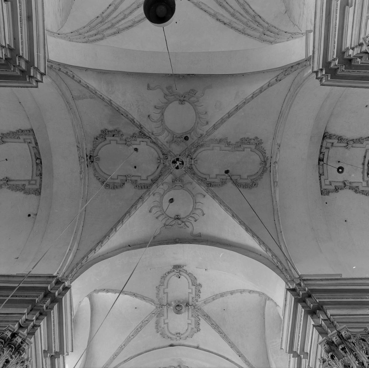 Bazyliki Wniebowzięcia NMP - wnętrze: transept, sklepienie krzyżowo-żebrowe, skan 1