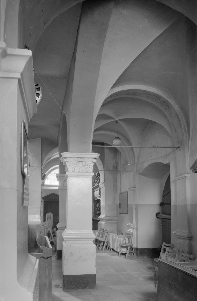 kościół pw. Narodzenia Najświętszej Maryi Panny i św. Michała Archanioła - wnętrze - kruchta, skan 1
