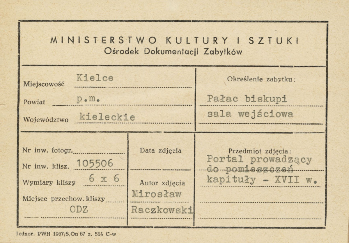Pałac biskupów - wnętrze , sala wejściowa, portal prowadzący do pomieszczeń kapituły - metryczka, skan 1