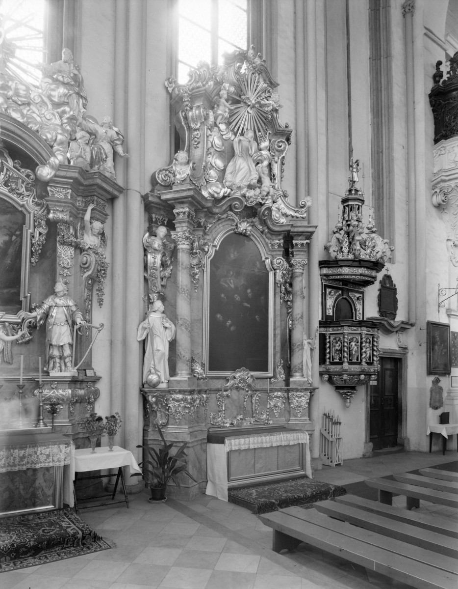 sanktuarium św. Jadwigi Śląskiej - kościół: kaplica św. Jadwigi -  boczny ołtarz z obrazem F. Schefflera, ambona oraz portal, skan 1