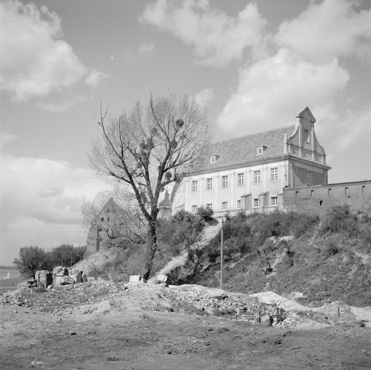 klasztor ss. Benedyktynek, ob. muzeum - elewacja od strony Wisły, skan 1