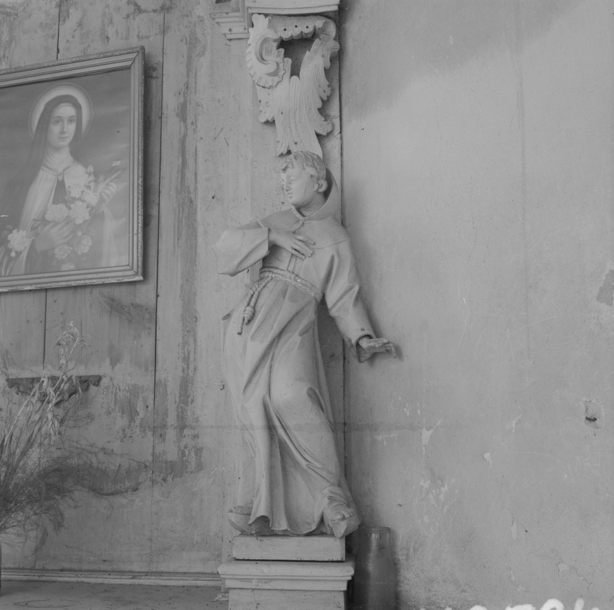 kościół św. Józefa - krużganki: rzeźba z ołtarza, skan 1