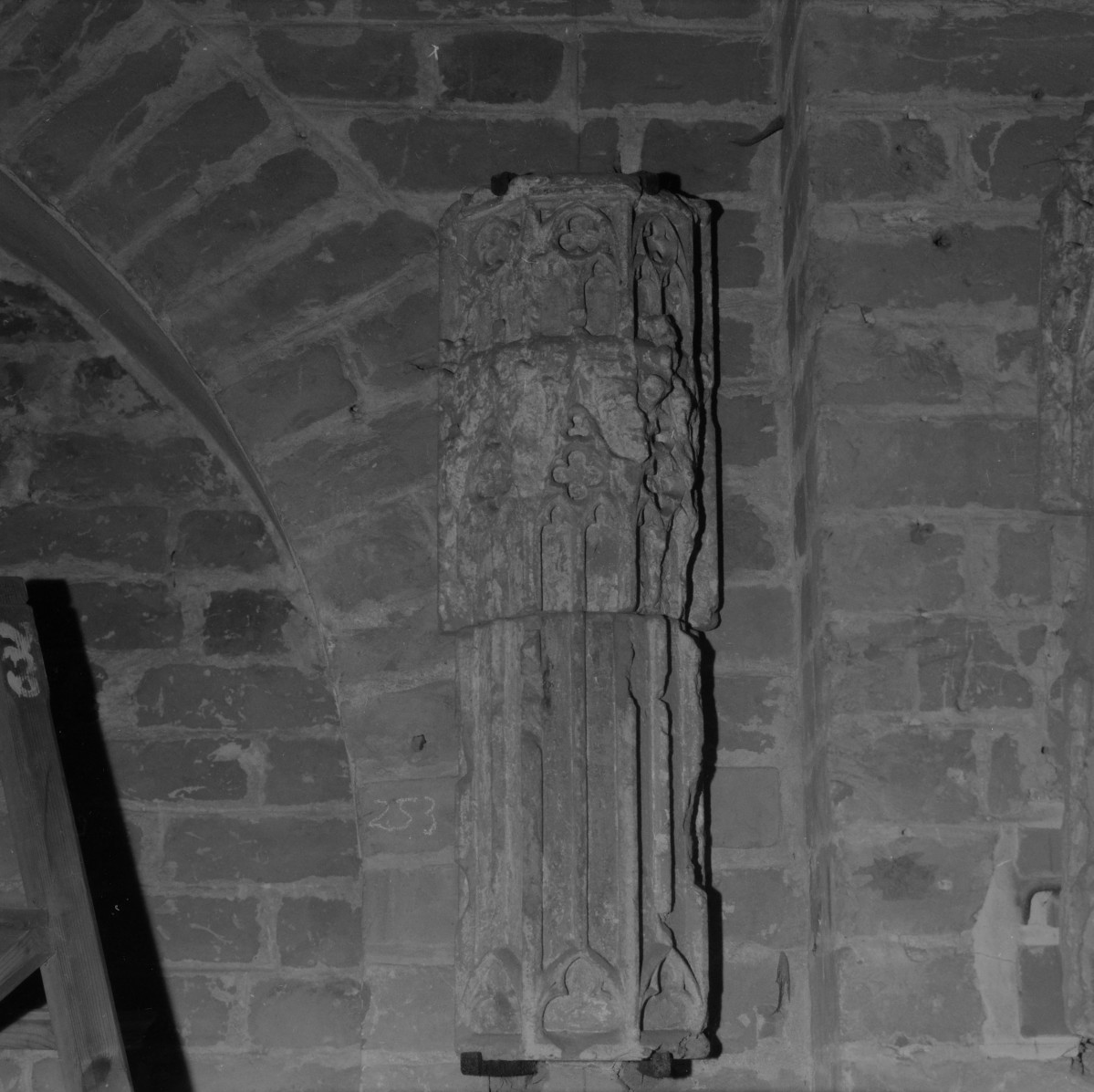 Zamek w Malborku - lapidarium - detal arch. - fragment konsoli, skan 1