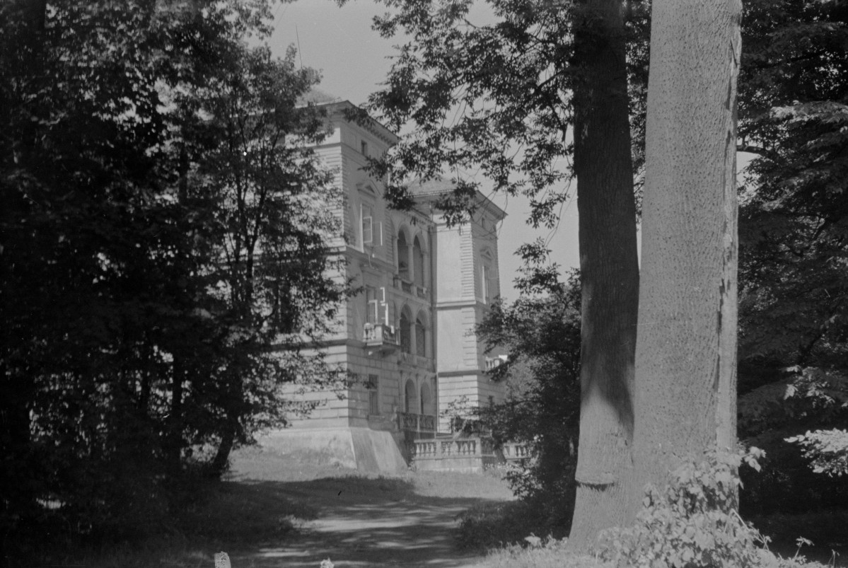 zespół pałacowo-parkowy Willa Decjusza, Willa Decjusza - widok od strony południowej z widoczną elewacją frontową budynku, skan 1