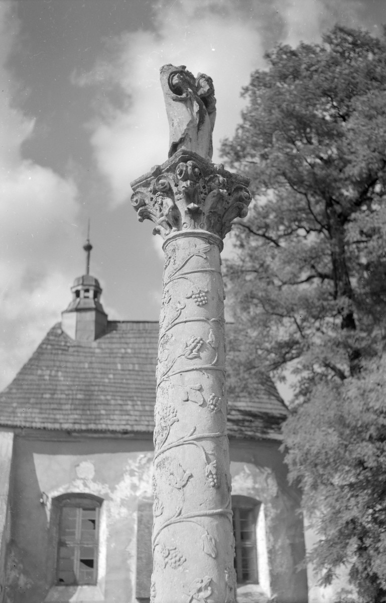 głowica kolumny z 1688 r przy kościele cmentarnym pw. Świętej Trójcy, skan 1