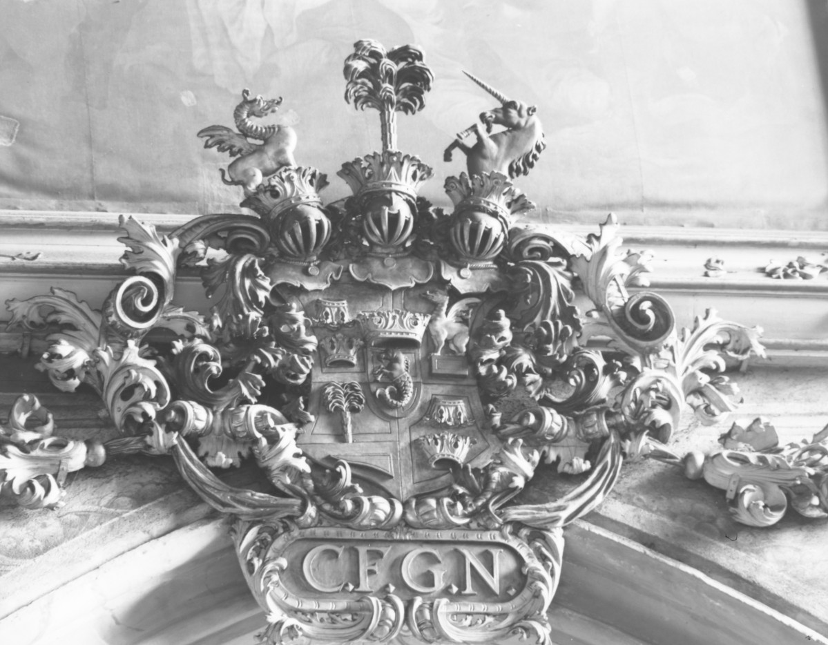 katedra św. Stanisława i św. Wacława - wnętrze, nawa główna - kartusz herbowy, skan 1