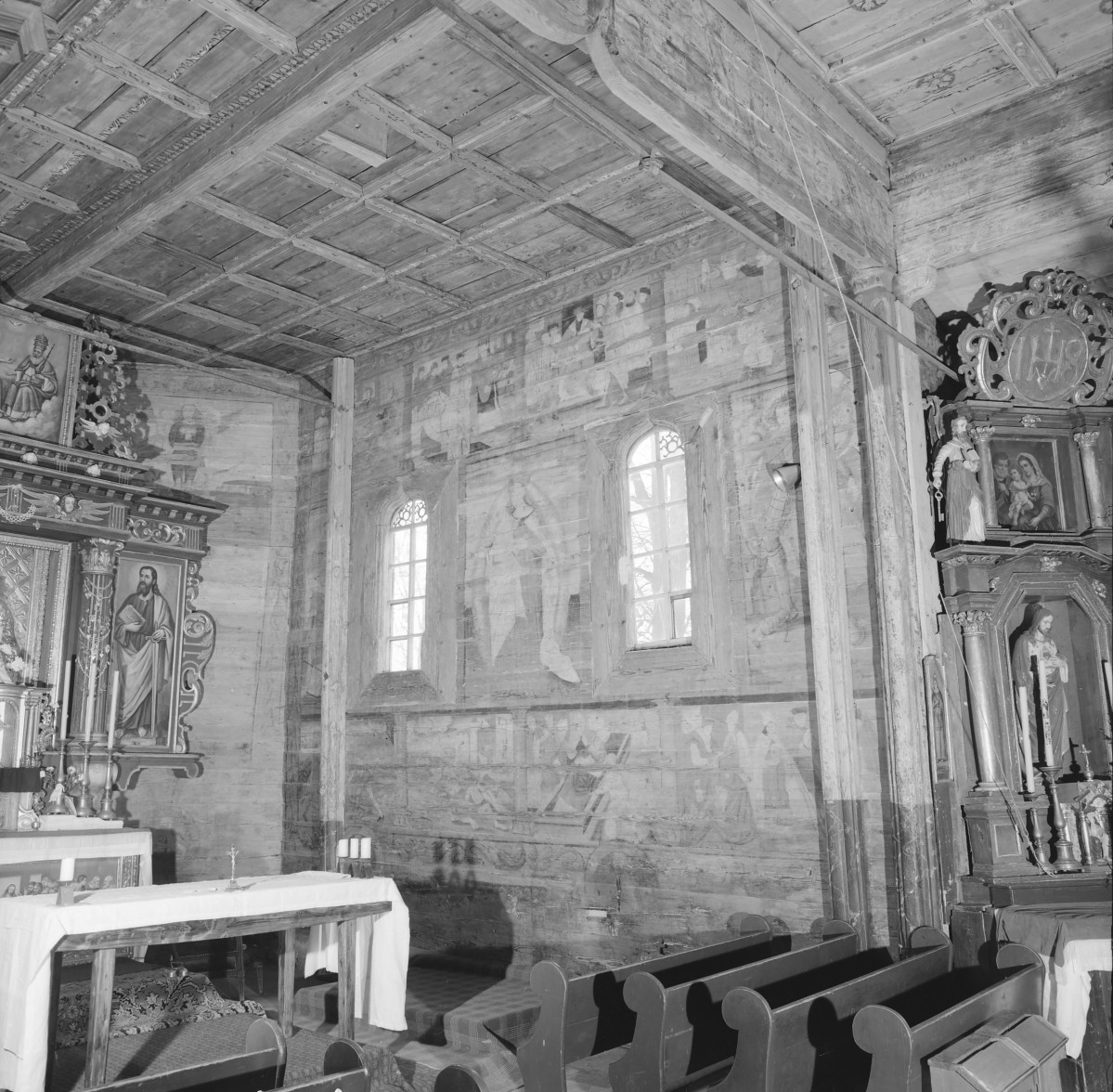 kościół pw. Podwyższenia Krzyża Świętego - wnętrze - prezbiterium - ściana południowa, skan 1