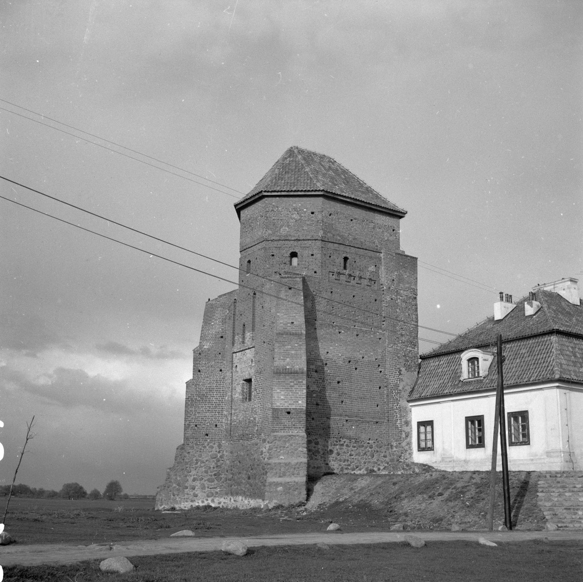 zamek - wieża bramna, skan 1