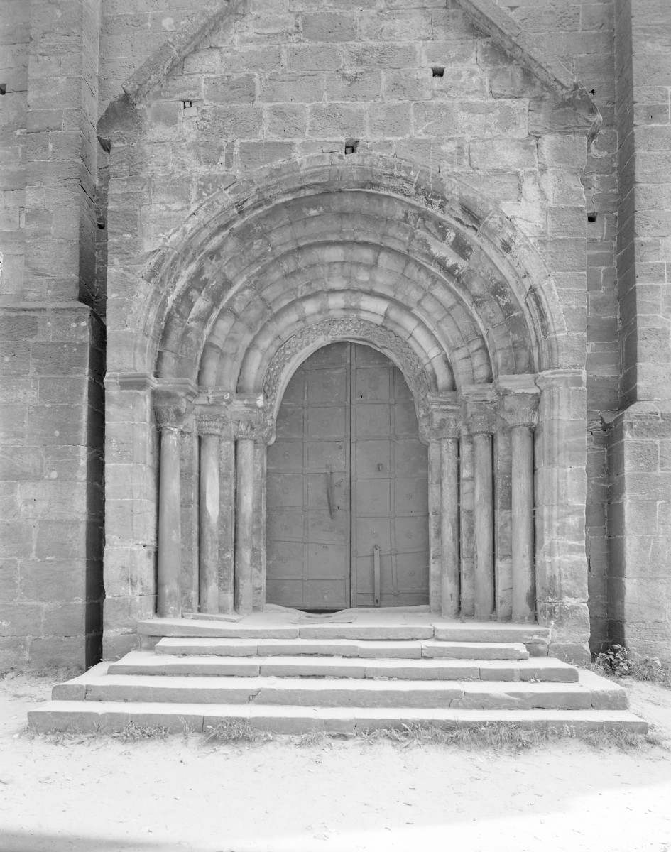 Kościół św. Tomasza Kantuaryjskiego - elewacja zach. portal z archiwoltą, skan 1