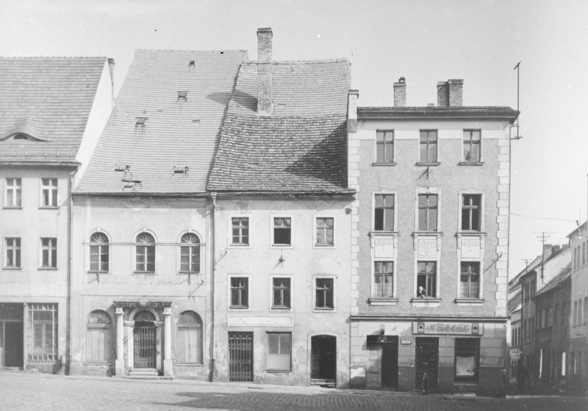 rynek miejski - kamienice - elewacje frontowe, skan 1