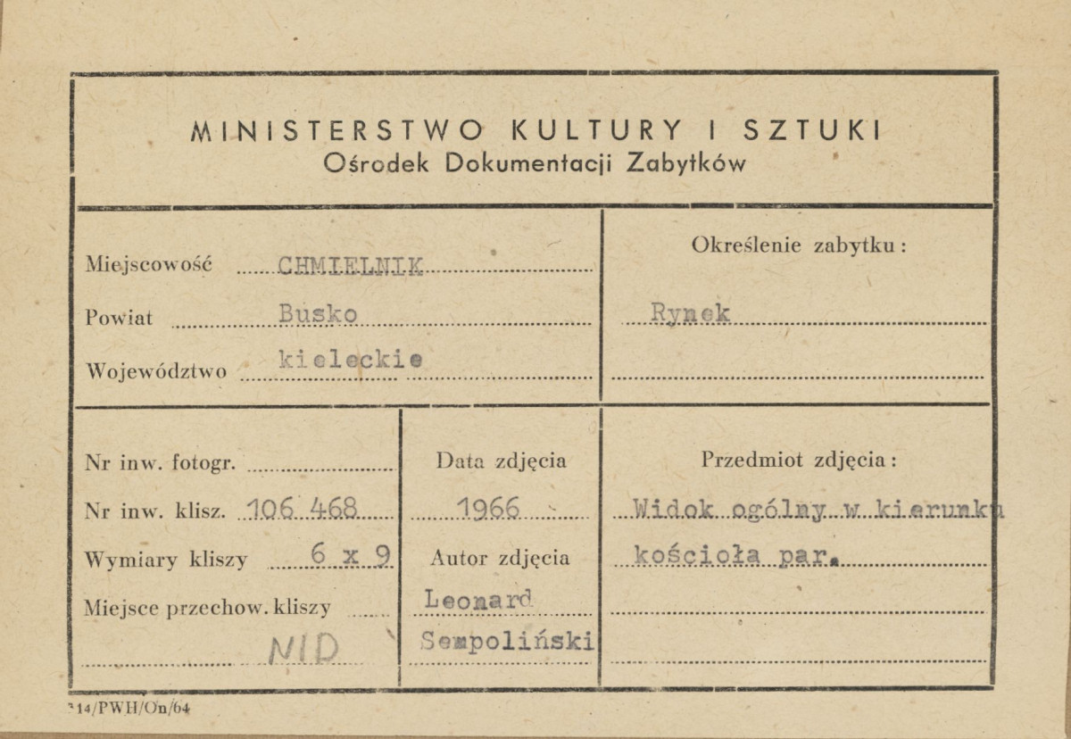 Miasto - ulica przy rynku, widok na kościół parafialny - metryczka, skan 1