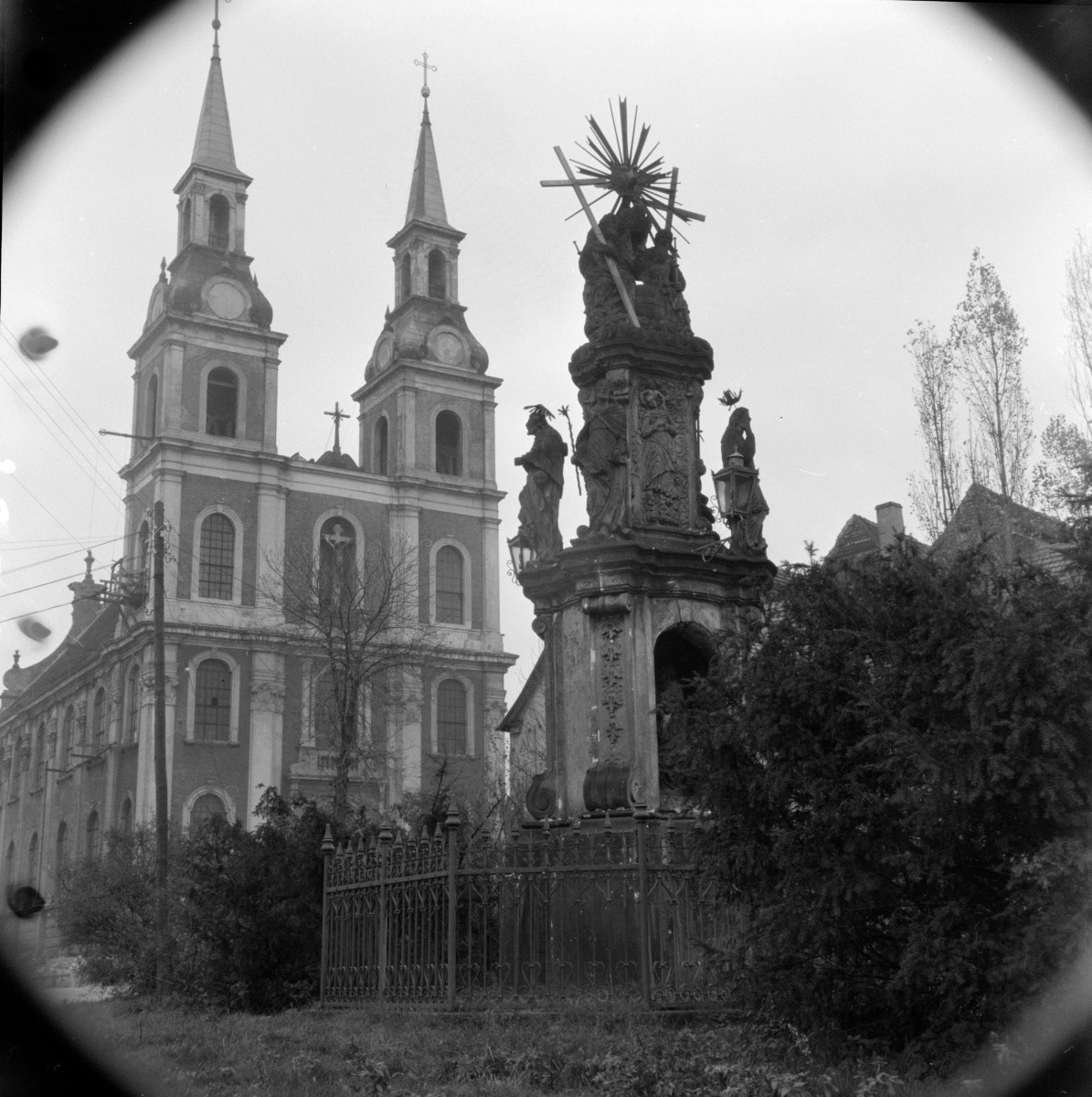 kościół Podwyższenia Krzyża Świętego i figura , skan 1
