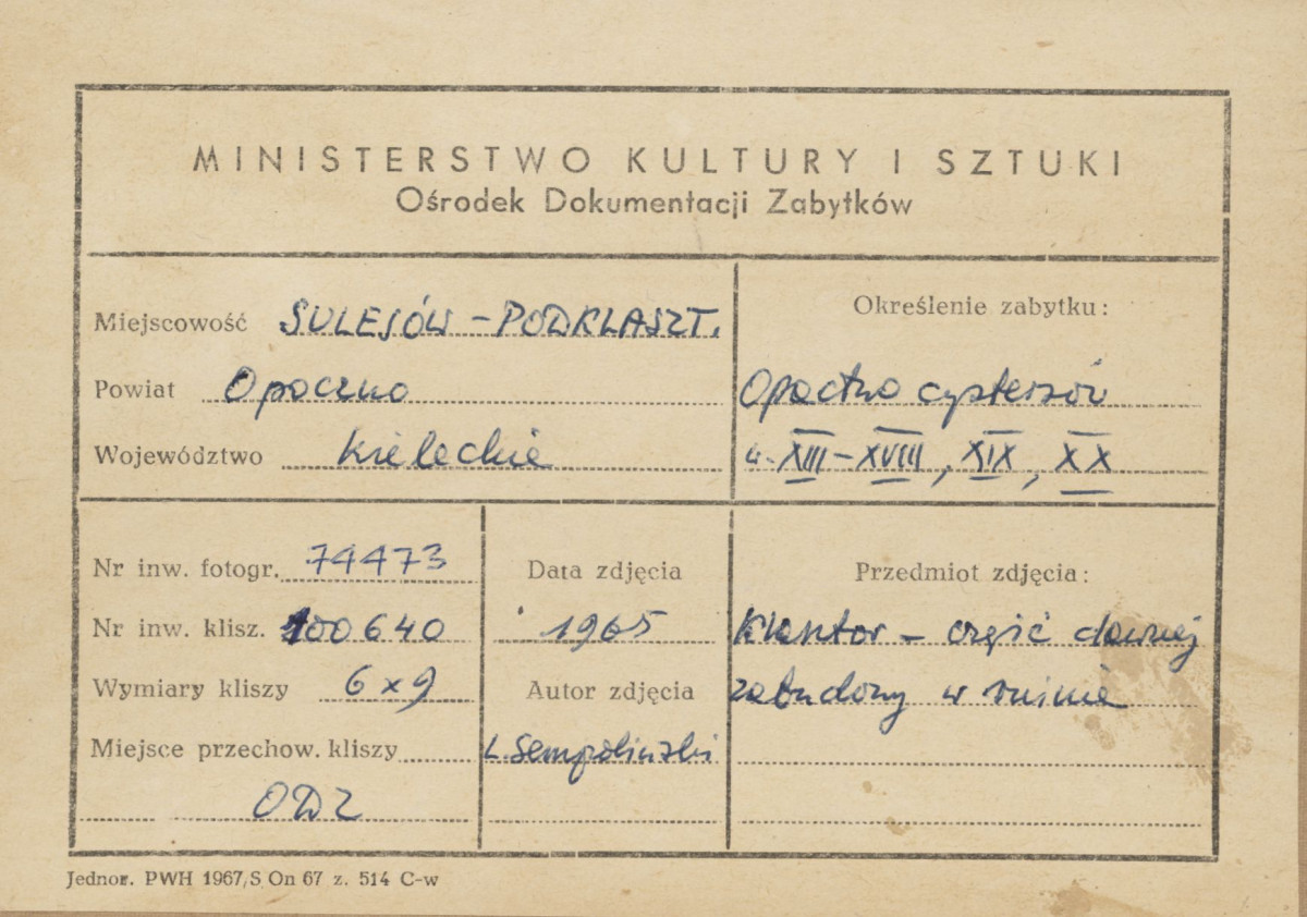 Zespół opactwa cystersów - widok na fragment muru z ruin klasztoru   - metryczka, skan 1