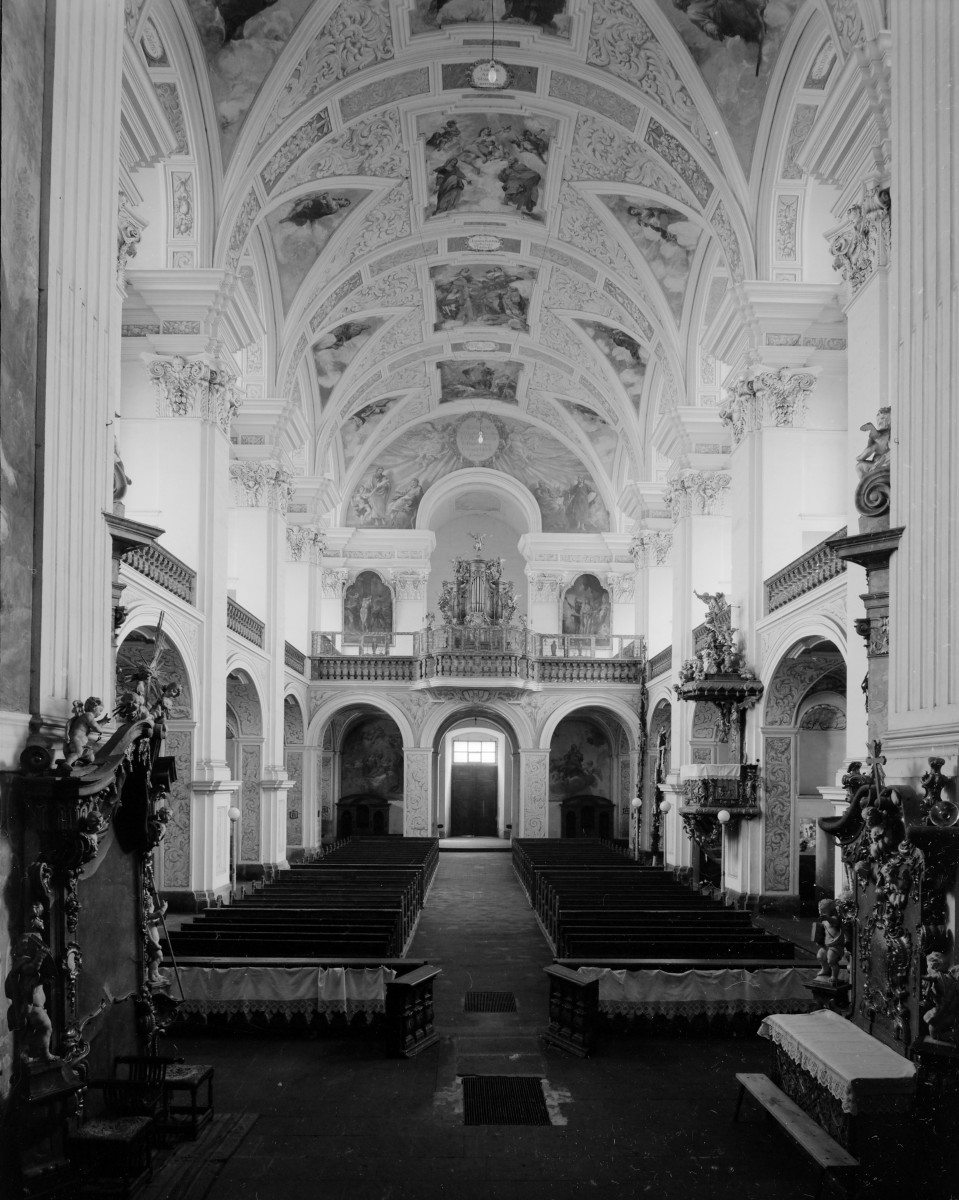 kościół pw. Św. Józefa - wnętrze: widok na chór, skan 1