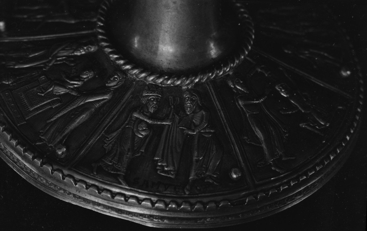 Katedra pw. Wniebowzięcia Najświętszej Marii Panny i św. Wojciecha - wnętrze: kielich z Trzemeszna, romański, fragment stopy, skan 1