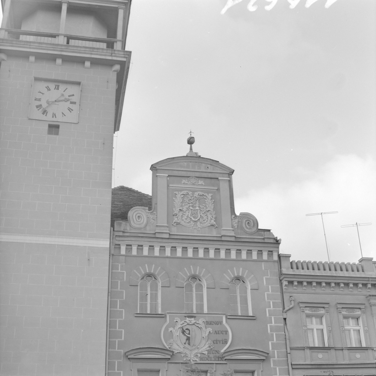 Kamienica - elewacja frontowa barokowo-klasycystyczna. Górna część ozdobiona tympanonem z herbem i dekorem rokoko. Attyka z herbem i rzeźbionym ornamentem roslinnym. W budynku widoczny gzyms koronujący (pod attyką), gzyms międzykondygnacyjny, gzyms okienny a tuż nad parterem gzyms cokołowy., skan 1