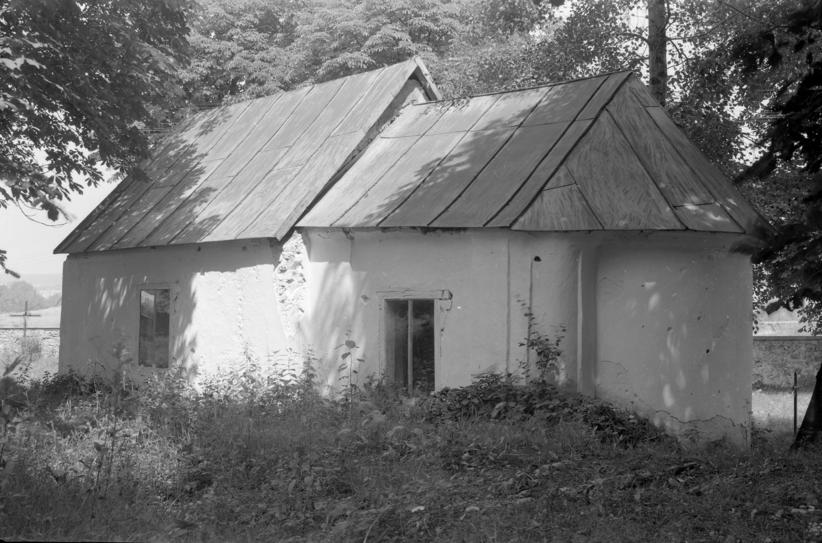 kaplica cmentarna - widok od południowego-wschodu, skan 1