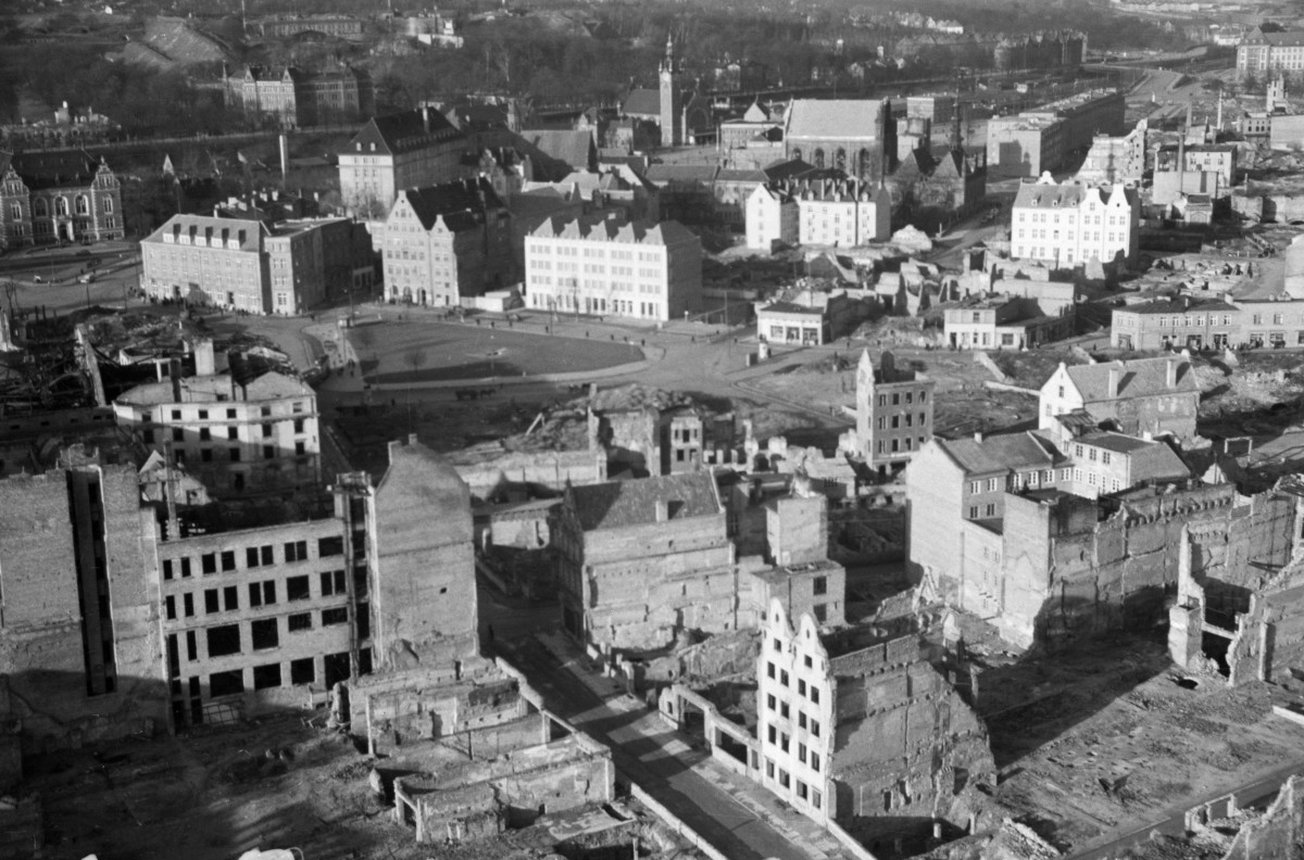 ulica Targ Drzewny - zabudowa, widok z wieży kościoła NMP, skan 1