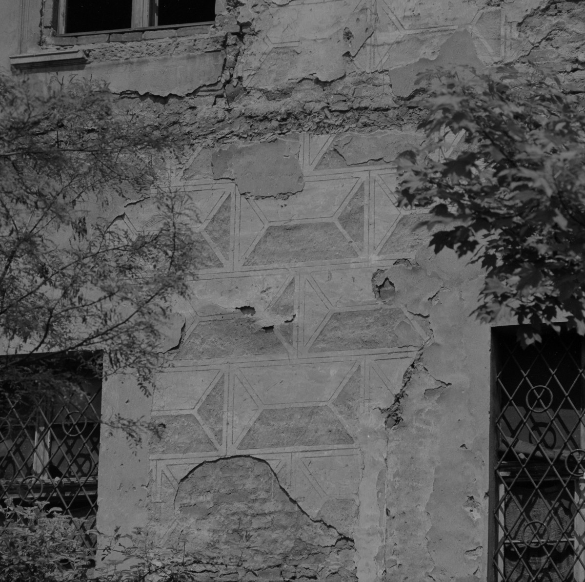 zamek Oppersdorffów - zamek górny - skrzydło południowe - elewacja zewnetrzna - fragment z sgrafitto, skan 1